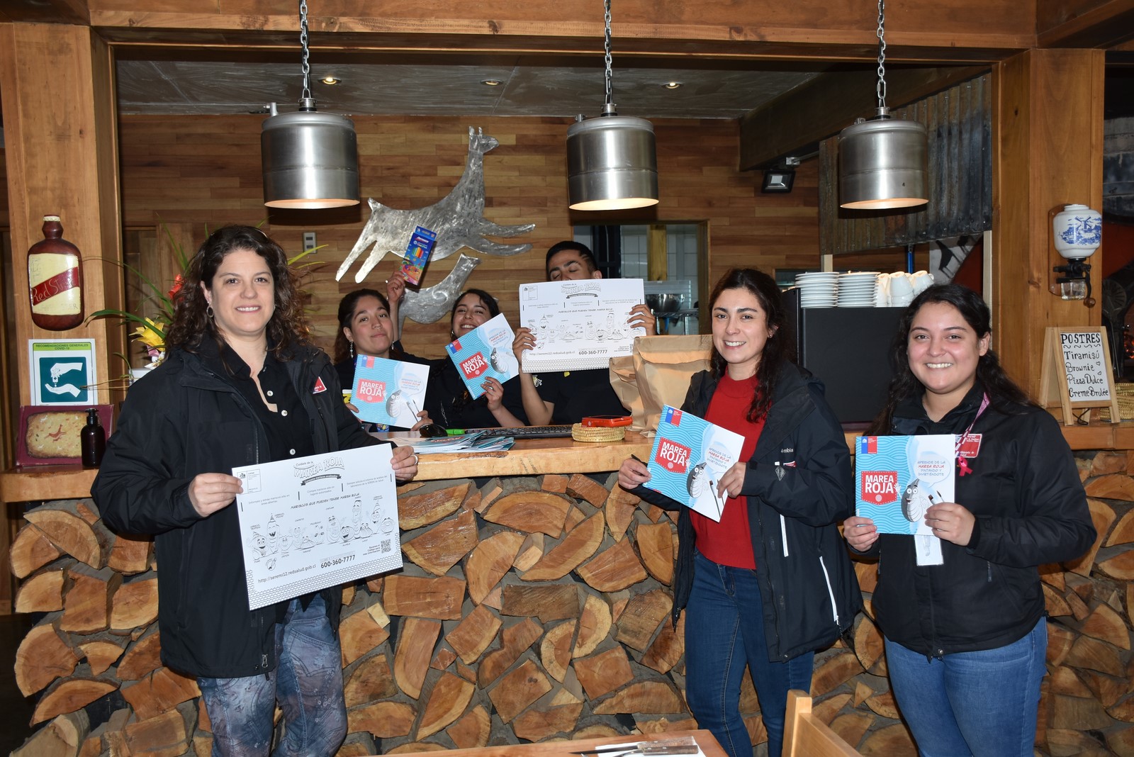 SEREMI de Salud realiza difusión de medidas preventivas contra la Marea Roja en restaurantes de Puerto Natales