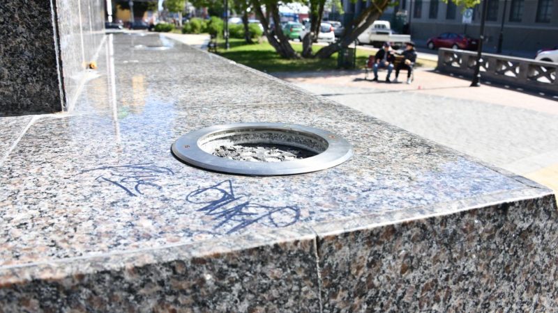 Vándalos destruyen luminarias en monumento a Manuel Bulnes de Punta Arenas