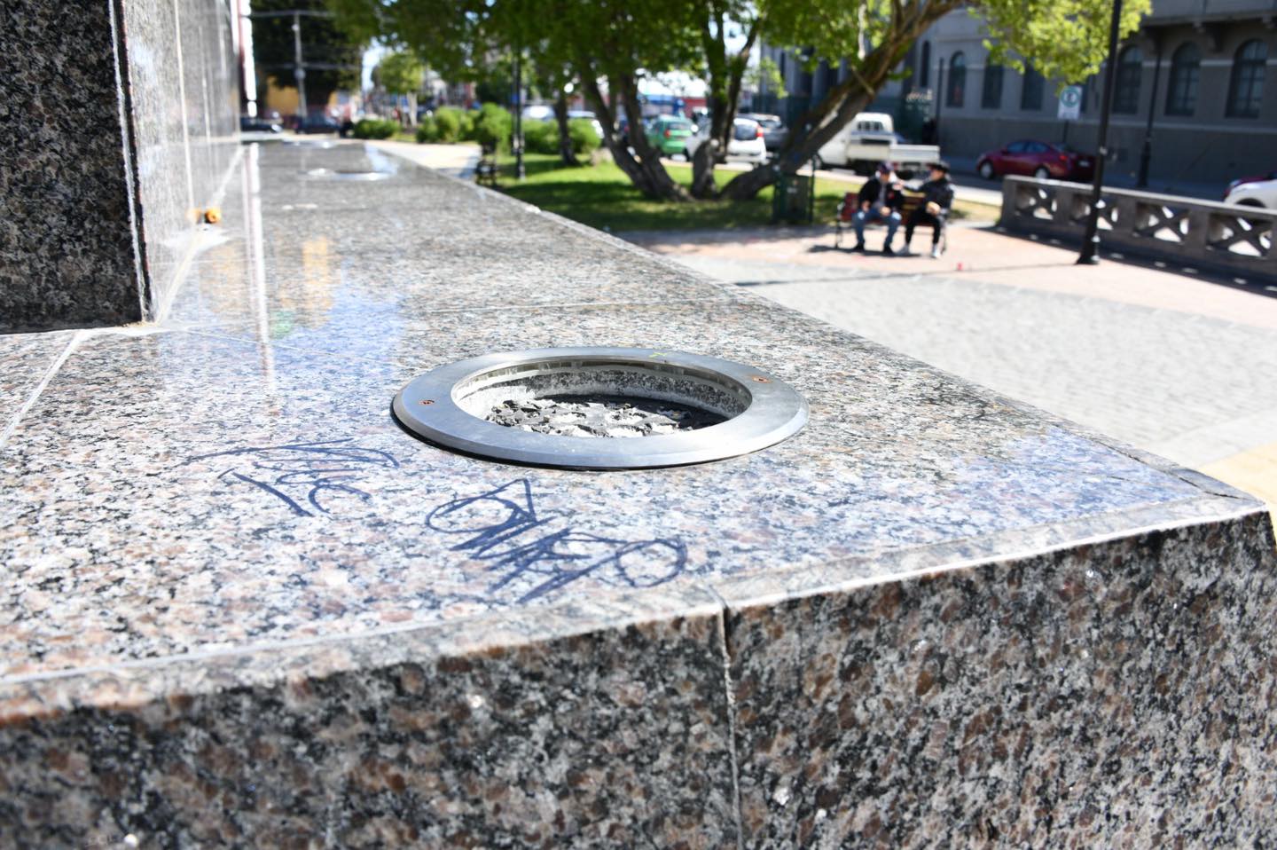 Vándalos destruyen luminarias en monumento a Manuel Bulnes de Punta Arenas