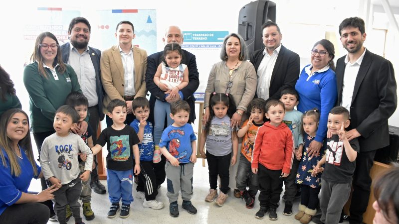 Ministro de Vivienda Carlos Montes en Magallanes traspasa terrenos a la JUNJI para nuevo Jardín Infantil y sala Cuna