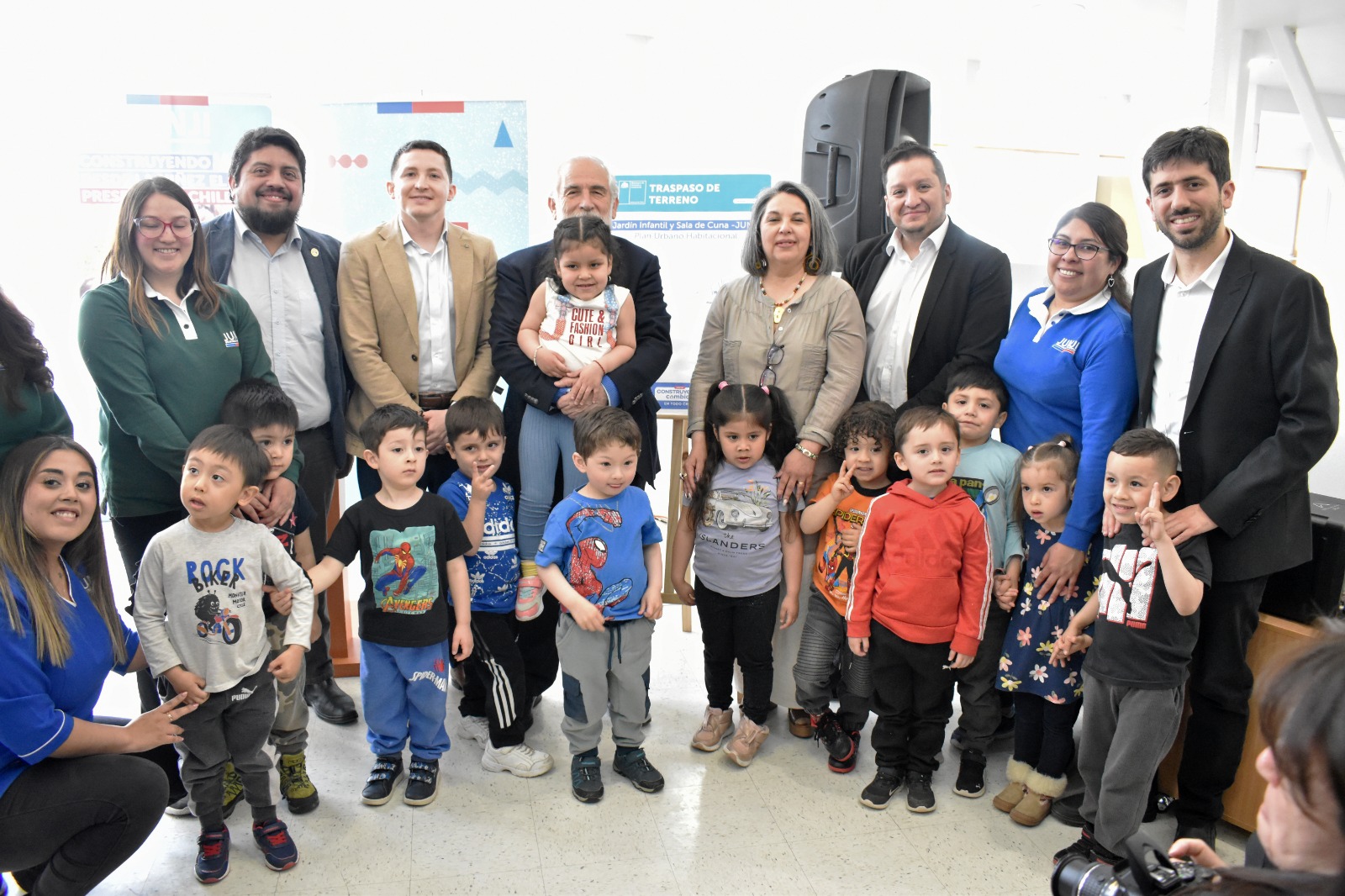 Ministro de Vivienda Carlos Montes en Magallanes traspasa terrenos a la JUNJI para nuevo Jardín Infantil y sala Cuna