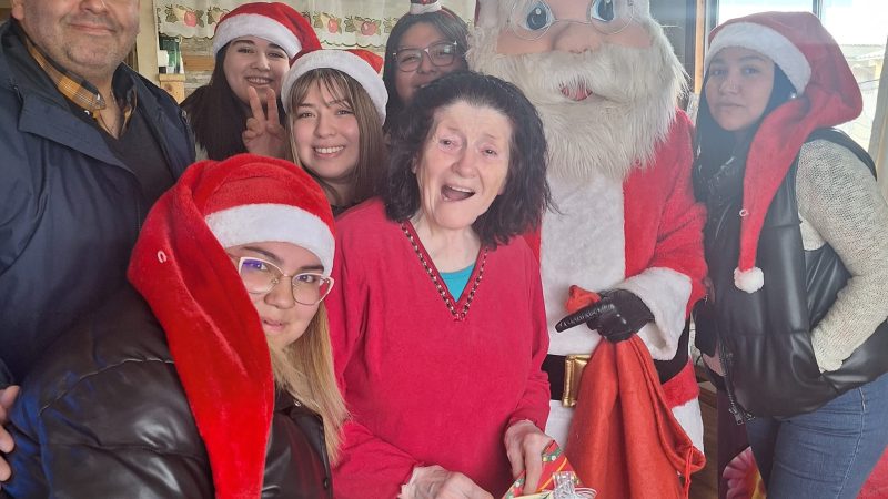 Sorpresa navideña para usuarios y usuarias del programa de Cuidados Domiciliarios de Porvenir, único en la Región de Magallanes