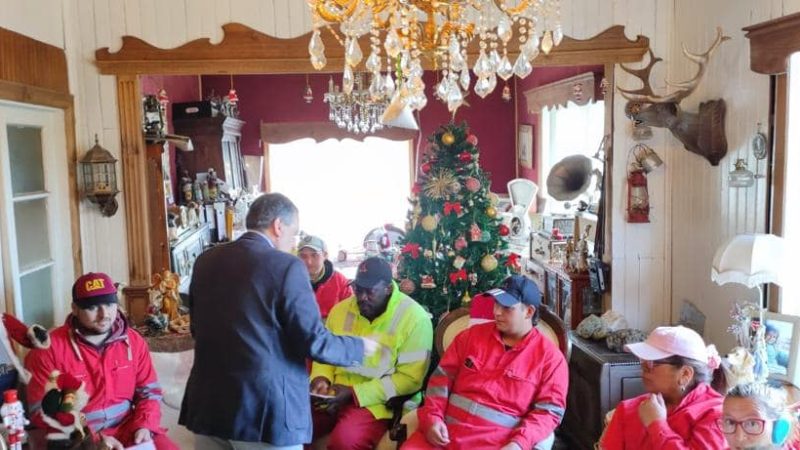 Alcalde José Gabriel Parada participa en entrega de regalos de Navidad para el personal que trabaja en la recolección de residuos en Porvenir