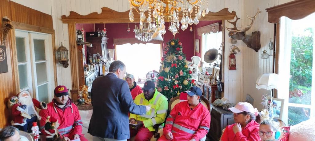 Alcalde José Gabriel Parada participa en entrega de regalos de Navidad para el personal que trabaja en la recolección de residuos en Porvenir