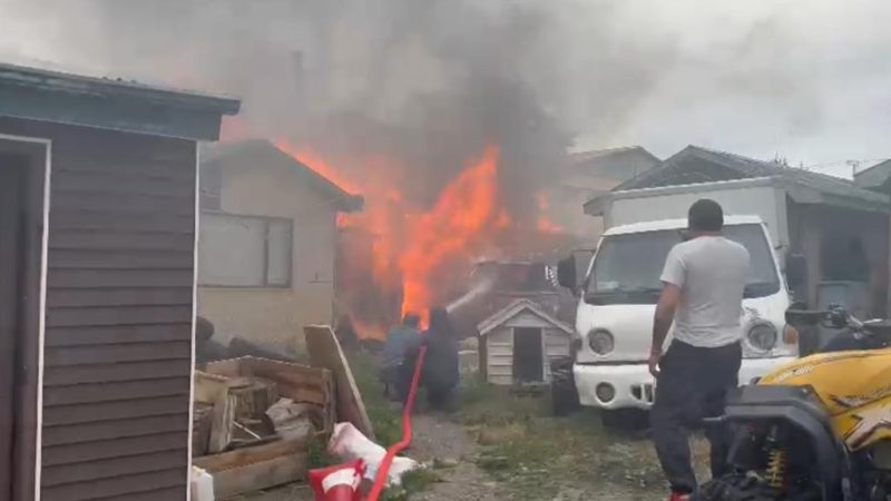 Un inmueble de material ligero resultó completamente destruido en incendio esta tarde en Punta Arenas