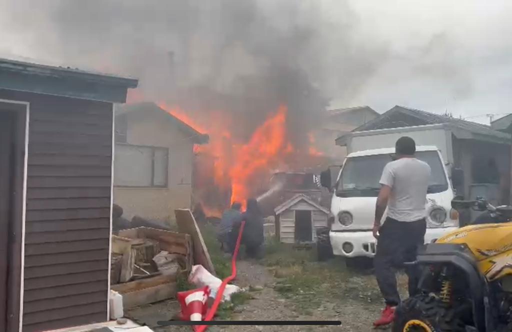 Un inmueble de material ligero resultó completamente destruido en incendio esta tarde en Punta Arenas