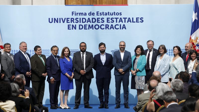 Presidente Gabriel Boric firma estatutos democráticos que potenciarán el rol público de las universidades estatales 