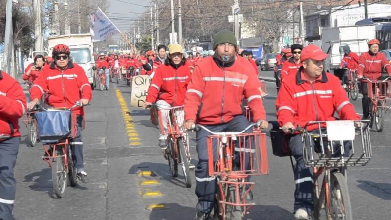 Trabajadores de Correos de Chile denuncian un centenar de despidos, cierre de sucursales, mala gestión y piden eliminar puestos de alta jerarquía, «que no aportan en nada pero cobran mucho»