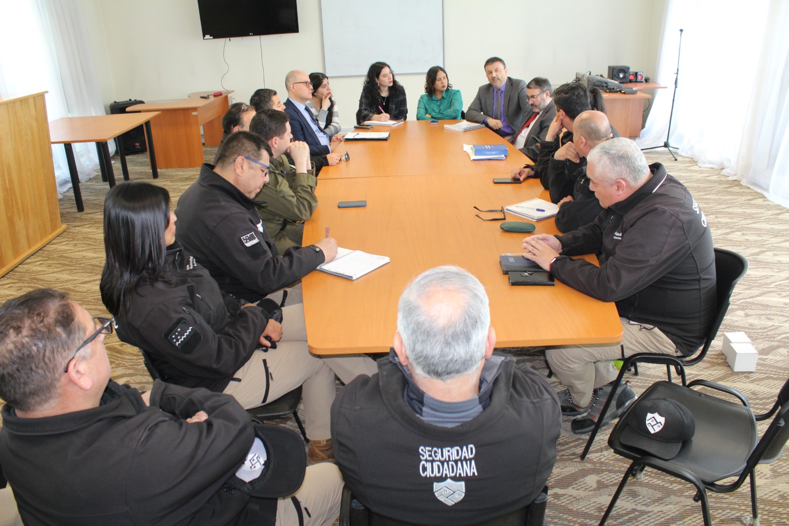 Autoridades y profesionales de la Justicia Penal y Seguridad Municipal dialogan en Punta Arenas sobre las «detenciones ciudadanas»