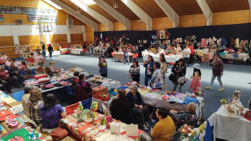 Exitosa Feria Navideña organizó la Unión Comunal de Adultos Mayores y la Municipalidad de Natales