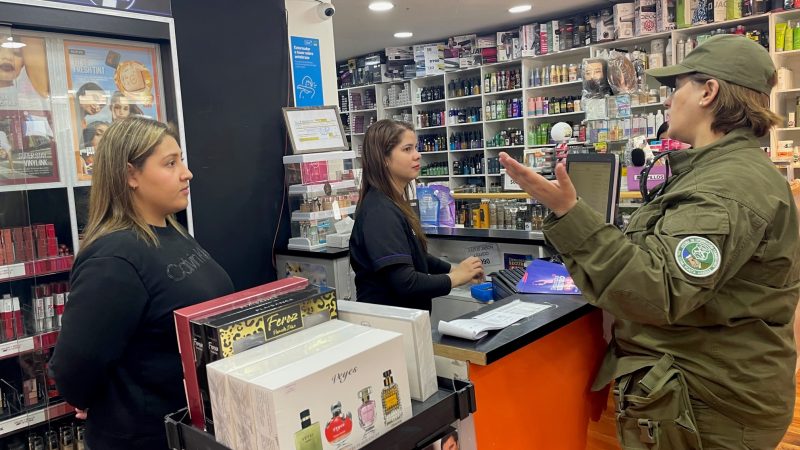 Seguridad Pública y Carabineros entregan información preventiva a locales comerciales