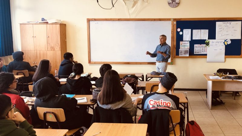 Visibilizan historia del Estadio Fiscal entre estudiantes para salvaguardar la memoria y el respeto a los Derechos Humanos