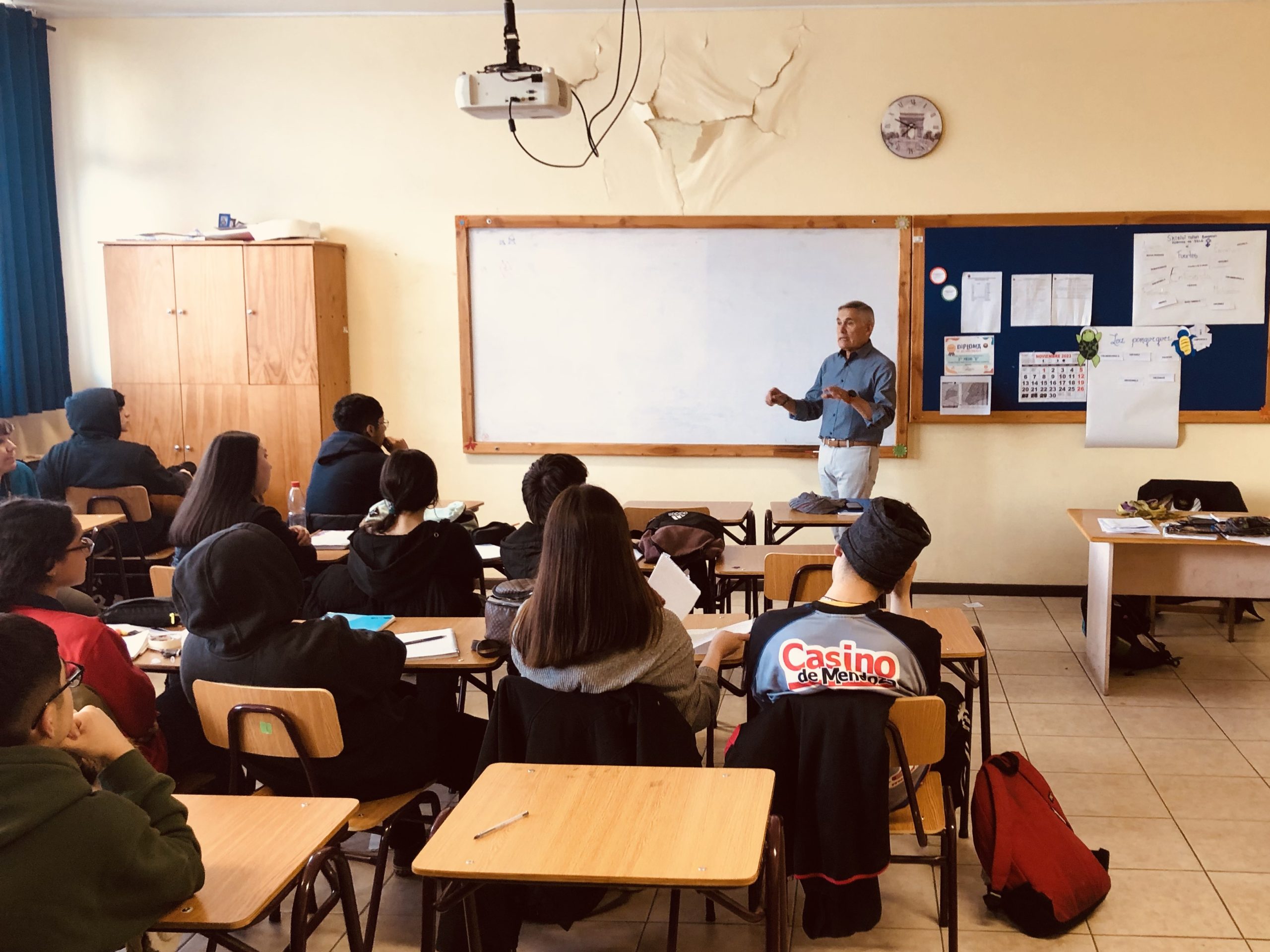Visibilizan historia del Estadio Fiscal entre estudiantes para salvaguardar la memoria y el respeto a los Derechos Humanos