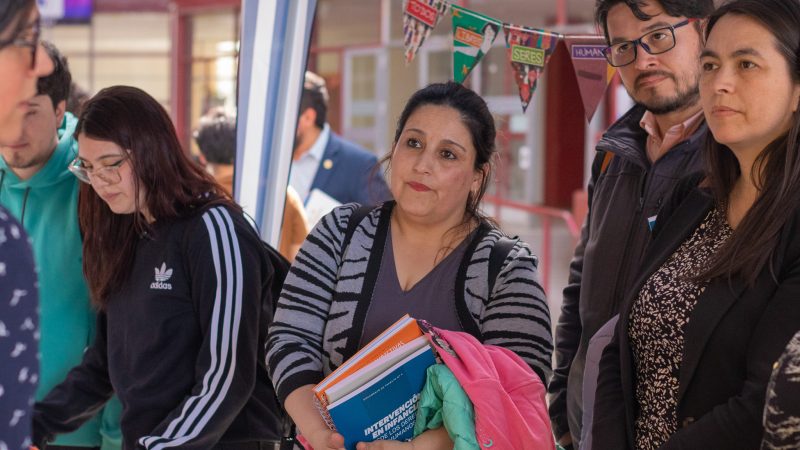 Estudiantes y profesionales reciben textos y materiales didácticos sobre niñez y adolescencia.