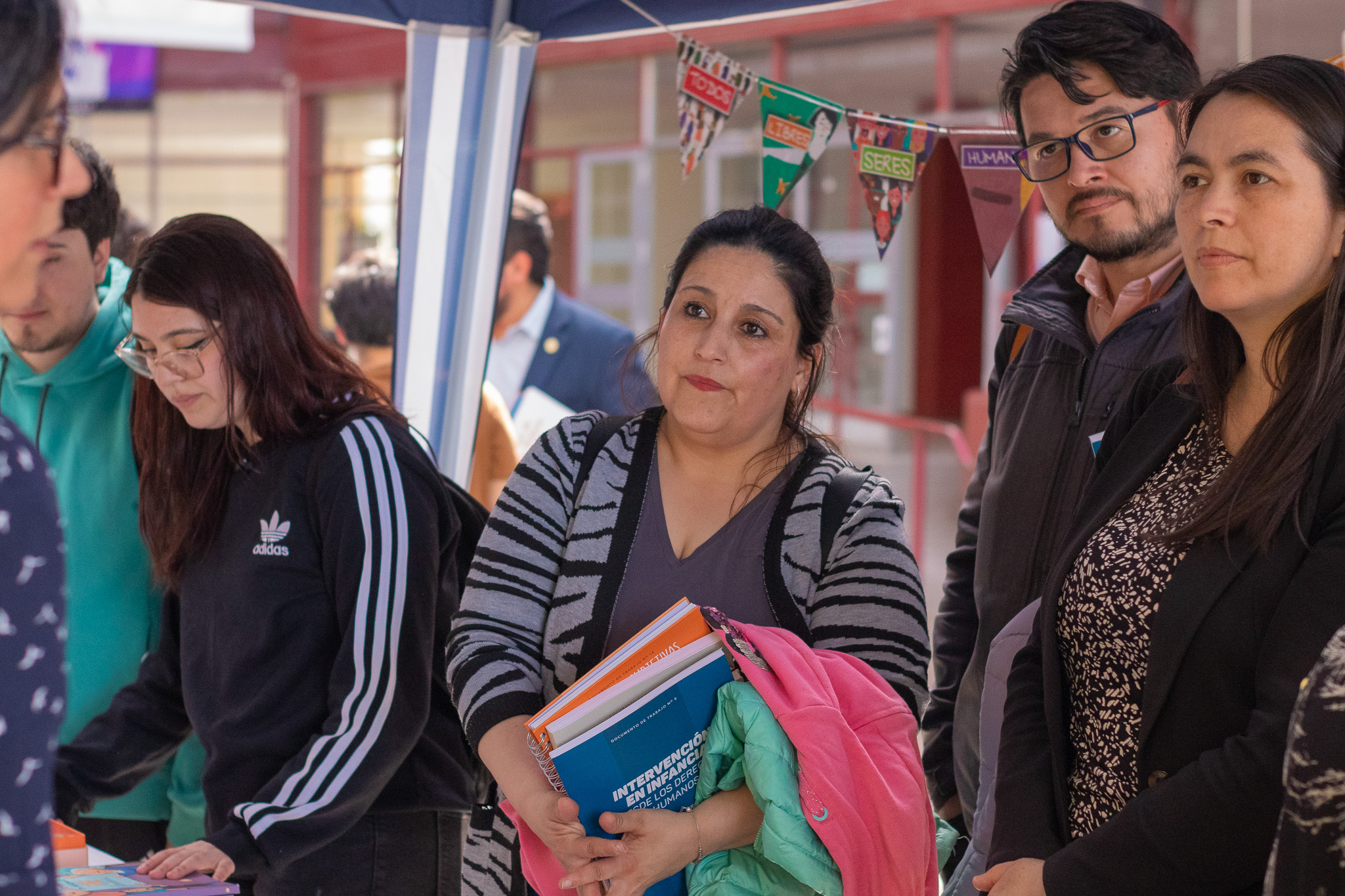 Estudiantes y profesionales reciben textos y materiales didácticos sobre niñez y adolescencia.