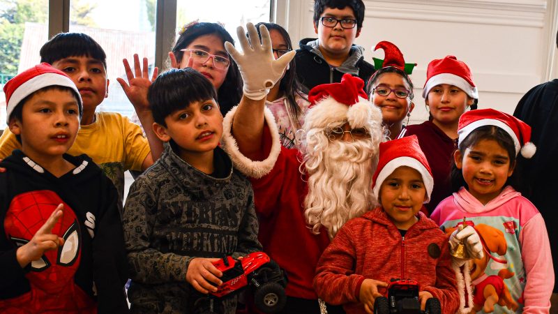 Niñas y niños de la escuela Argentina anticiparon la navidad entre artistas circenses y el cariño del Club de Leones Punta Arenas