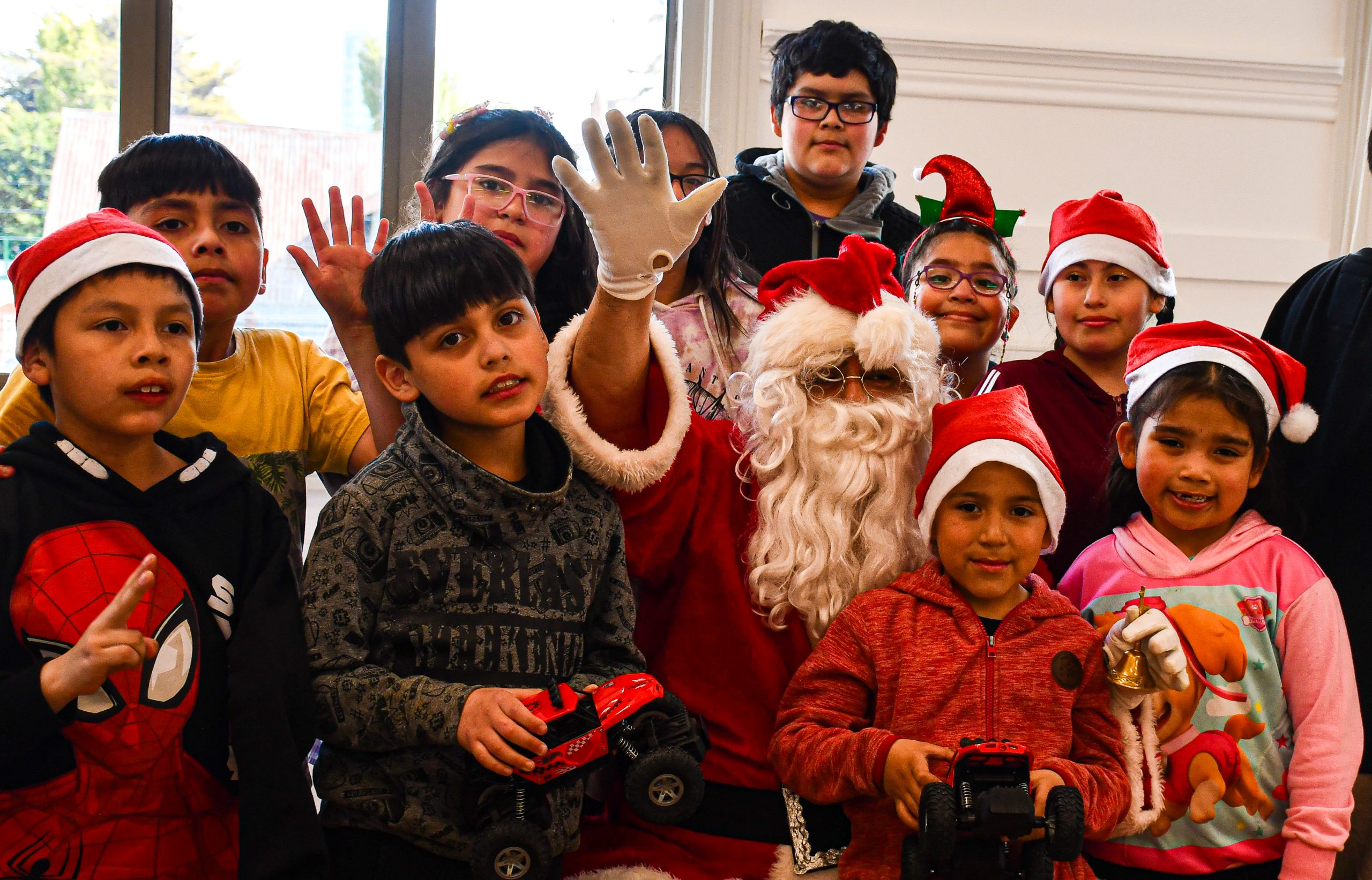 Niñas y niños de la escuela Argentina anticiparon la navidad entre artistas circenses y el cariño del Club de Leones Punta Arenas