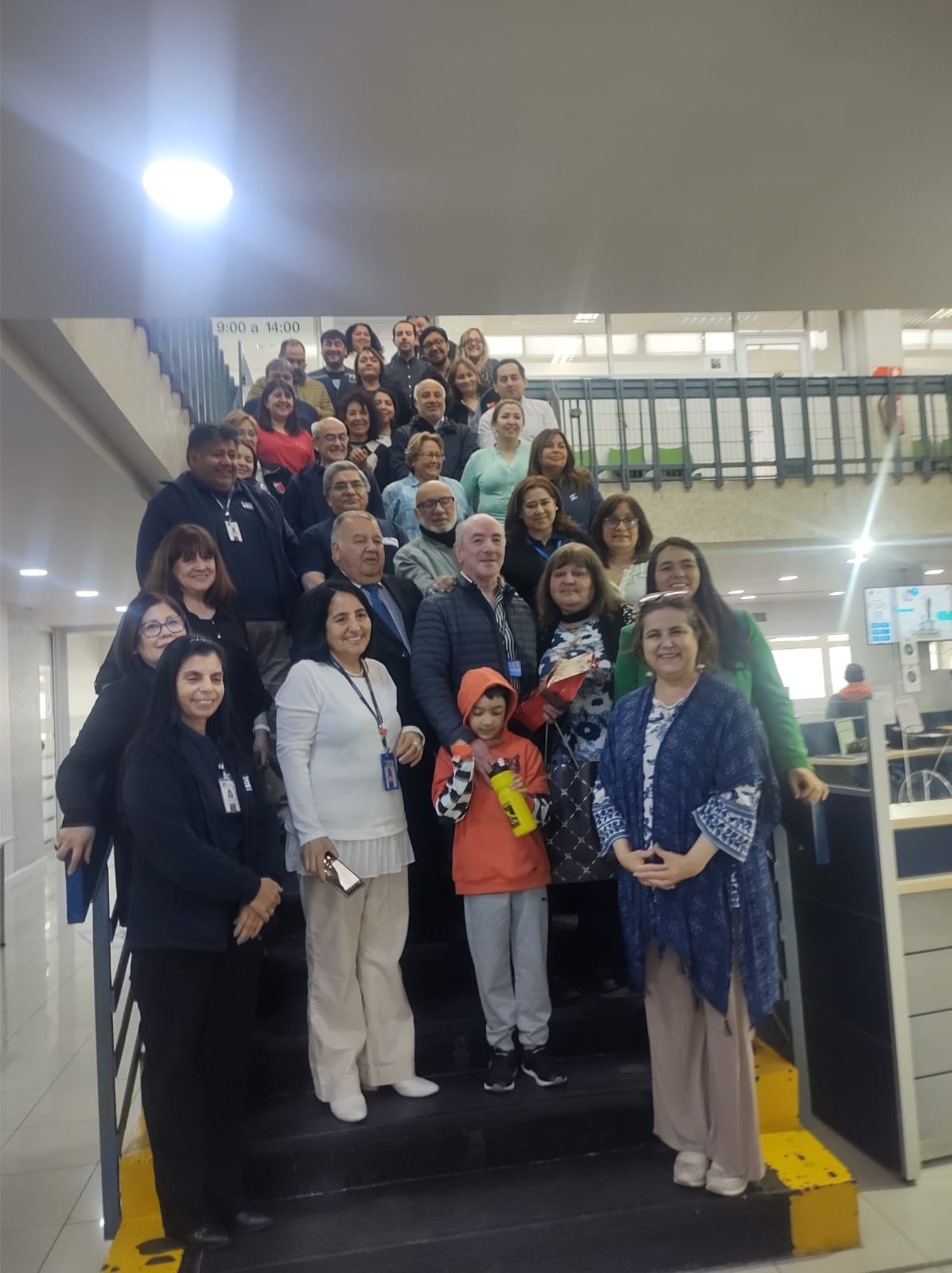 Entre abrazos y lágrimas despiden a funcionario que se retira tras 36 años de servicio en la Seremi del Trabajo