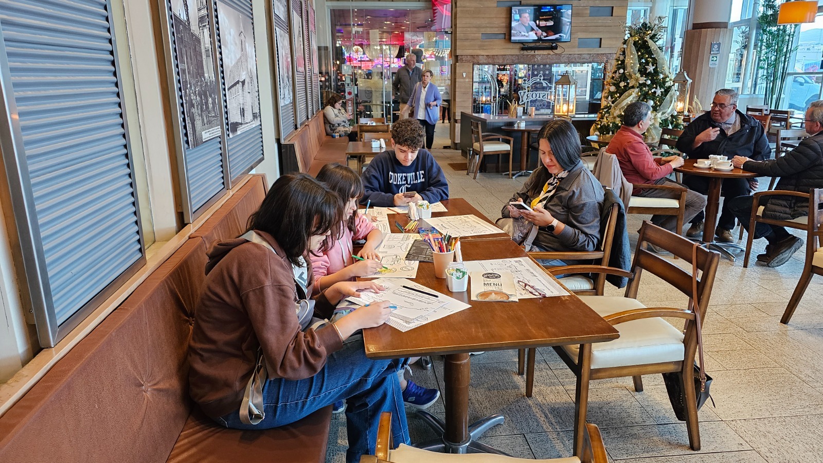 Con material educativo destinado a niñas y niños, SEREMI de Salud de Magallanes releva tema de la Marea Roja en cafés y restaurantes de Punta Arenas
