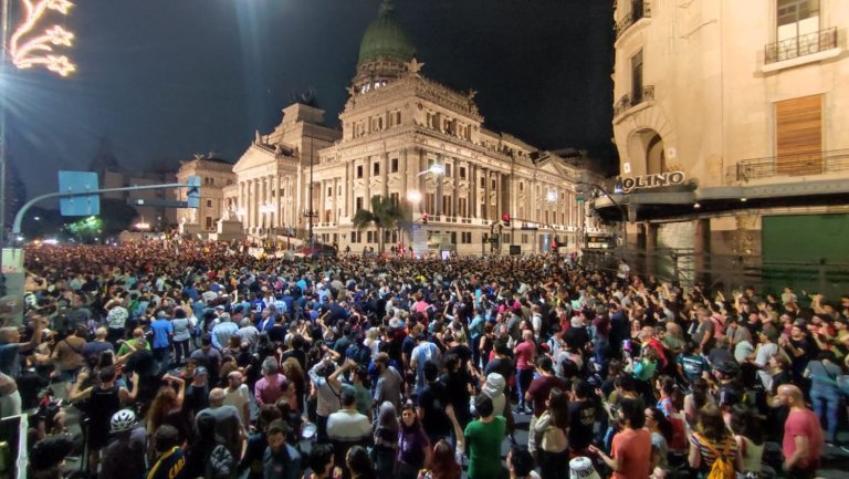 Constantes marchas  en Argentina por el DNU del gobierno