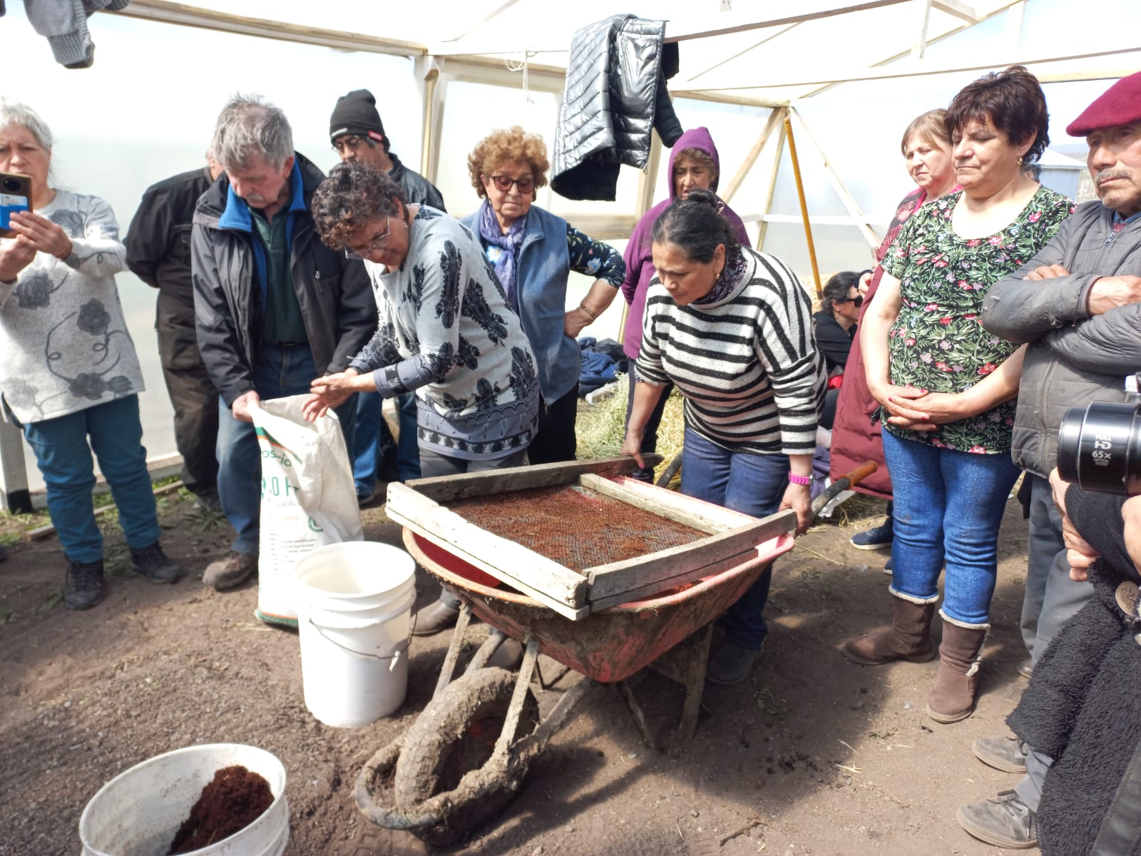 Usuarios de INDAP de Magallanes fortalecieron sus conocimientos sobre agroecología | En taller impartido por profesionales del Huerto Cuatro Estaciones de la región de Aysén