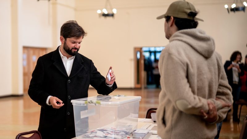 Presidente Gabriel Boric votó en el Liceo Industrial de Punta Arenas