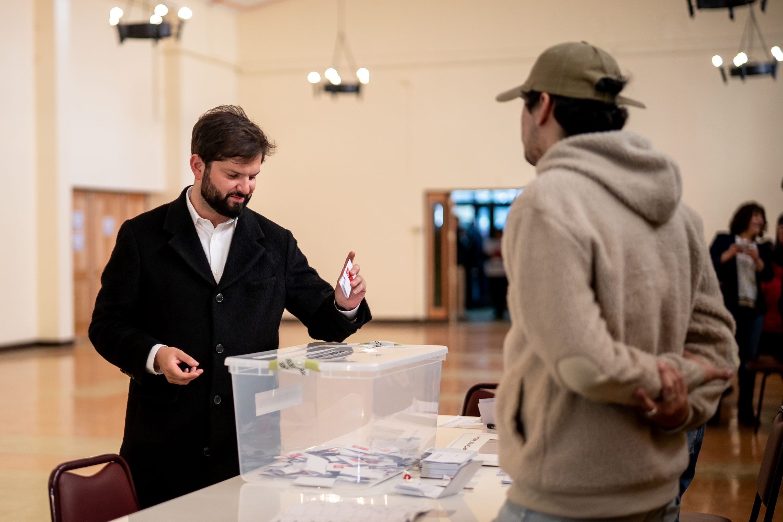 Presidente Gabriel Boric votó en el Liceo Industrial de Punta Arenas