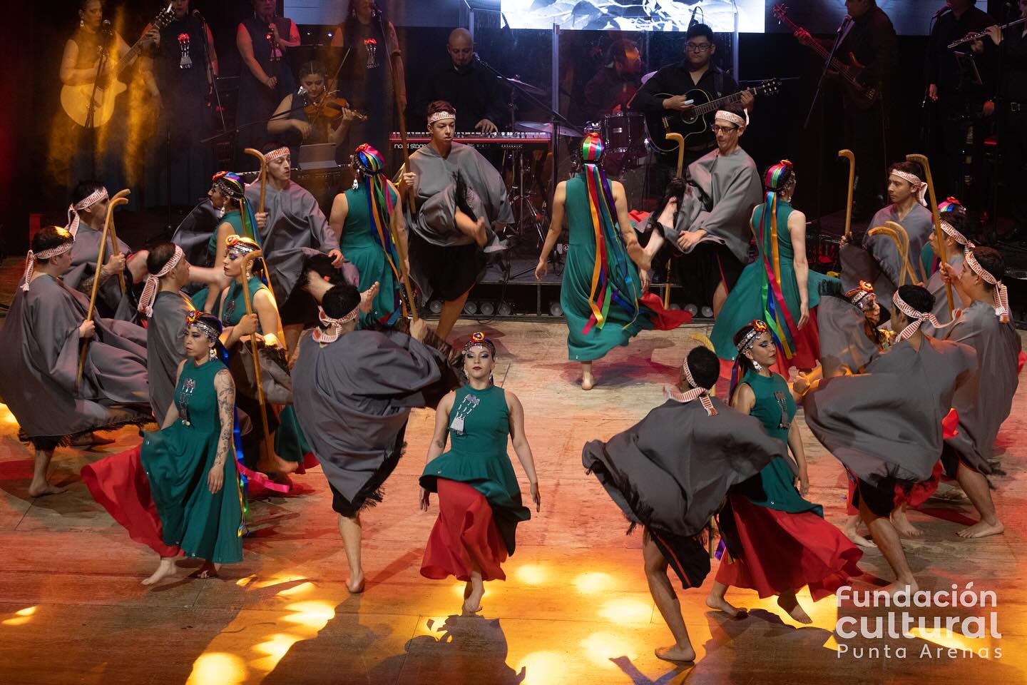 Ballet Folklórico Municipal de Punta Arenas presentó tres obras en su gala de fin de año