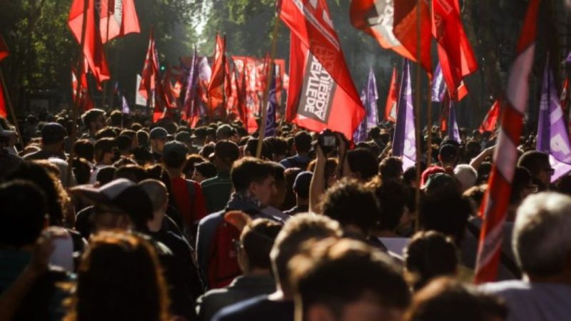 Gobierno de Javier Milei anuncia un decreto que  incluye una profunda reforma laboral sin pasar por el Congreso