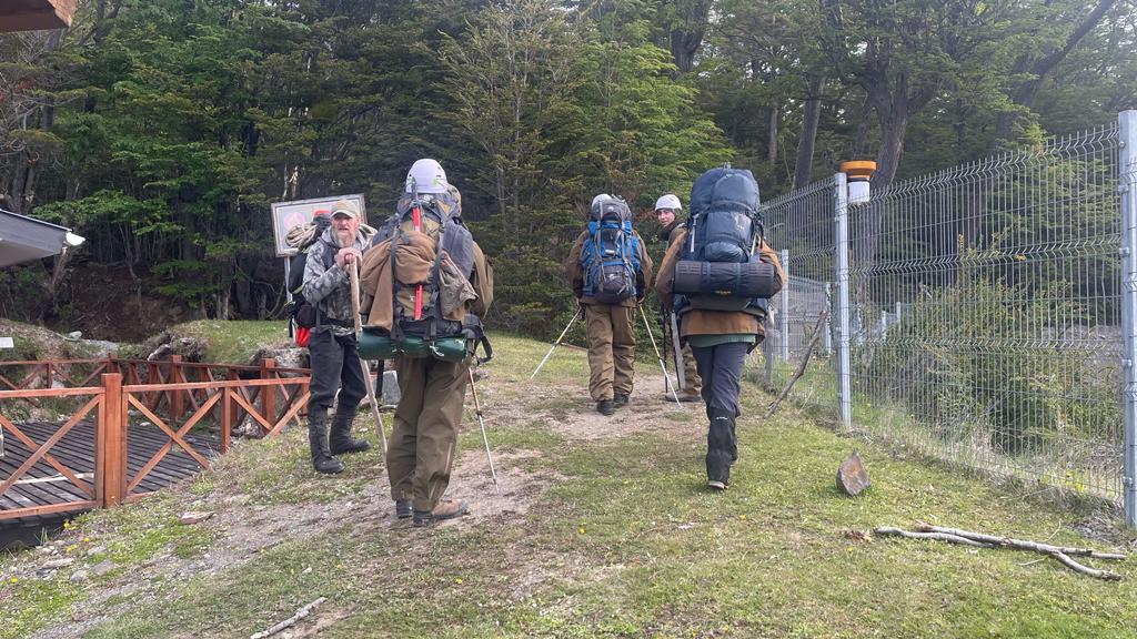 Patrulla de Carabineros y Bomberos rescató tres excursionistas alemanes en Dientes de Navarino