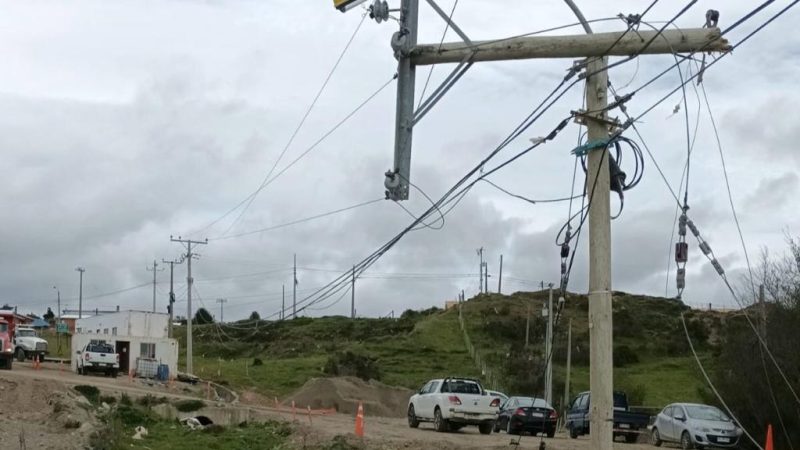 Choque en poste en el sector Andino de Punta Arenas ocasionó un corte de energía eléctrica