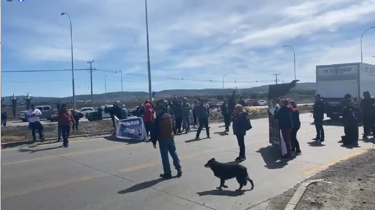 Pescadores artesanales de Punta Arenas cortan Ruta 9 Norte | Reclaman del gobierno un bono de $ 1 millón de pesos y una rebaja de impuestos