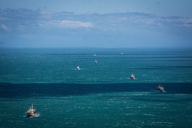 Armada monitorea pesqueros extranjeros que transitan por el Estrecho de Magallanes | Fiscalización se centró en convoy de 8 embarcaciones en tránsito desde el Océano Pacífico al Atlántico.