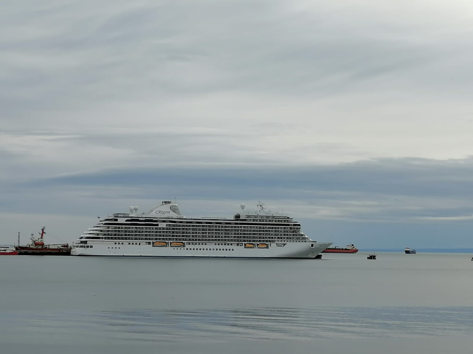 Crucero «Seven Seas Splendor» recibió el año nuevo 2024 en el puerto de Punta Arenas
