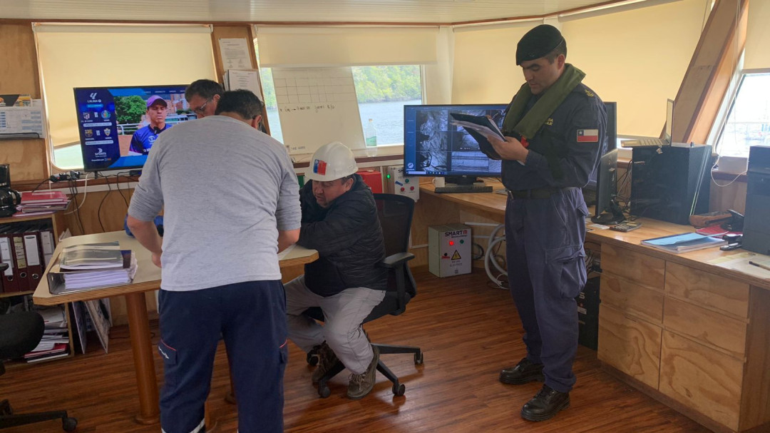 Armada e Inspección del Trabajo de Última Esperanza fiscalizan centros de cultivos de salmones