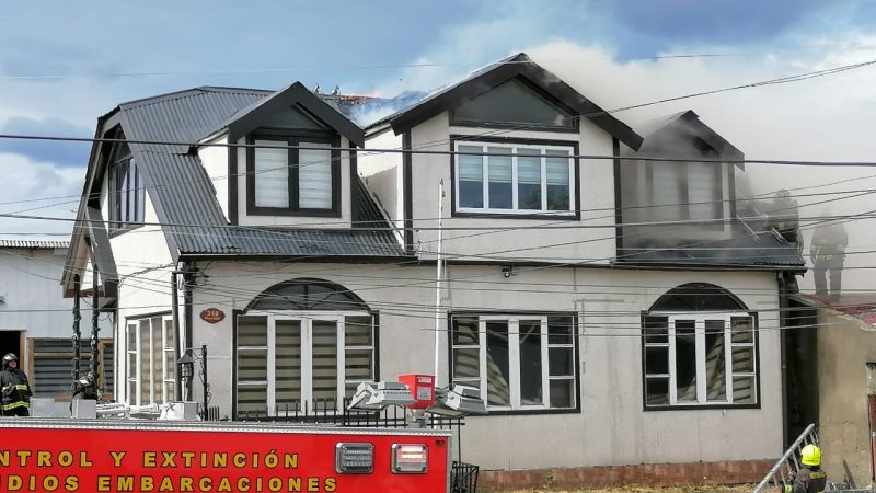 Incendio consumió segundo piso de una vivienda en el sector sur de Punta Arenas.