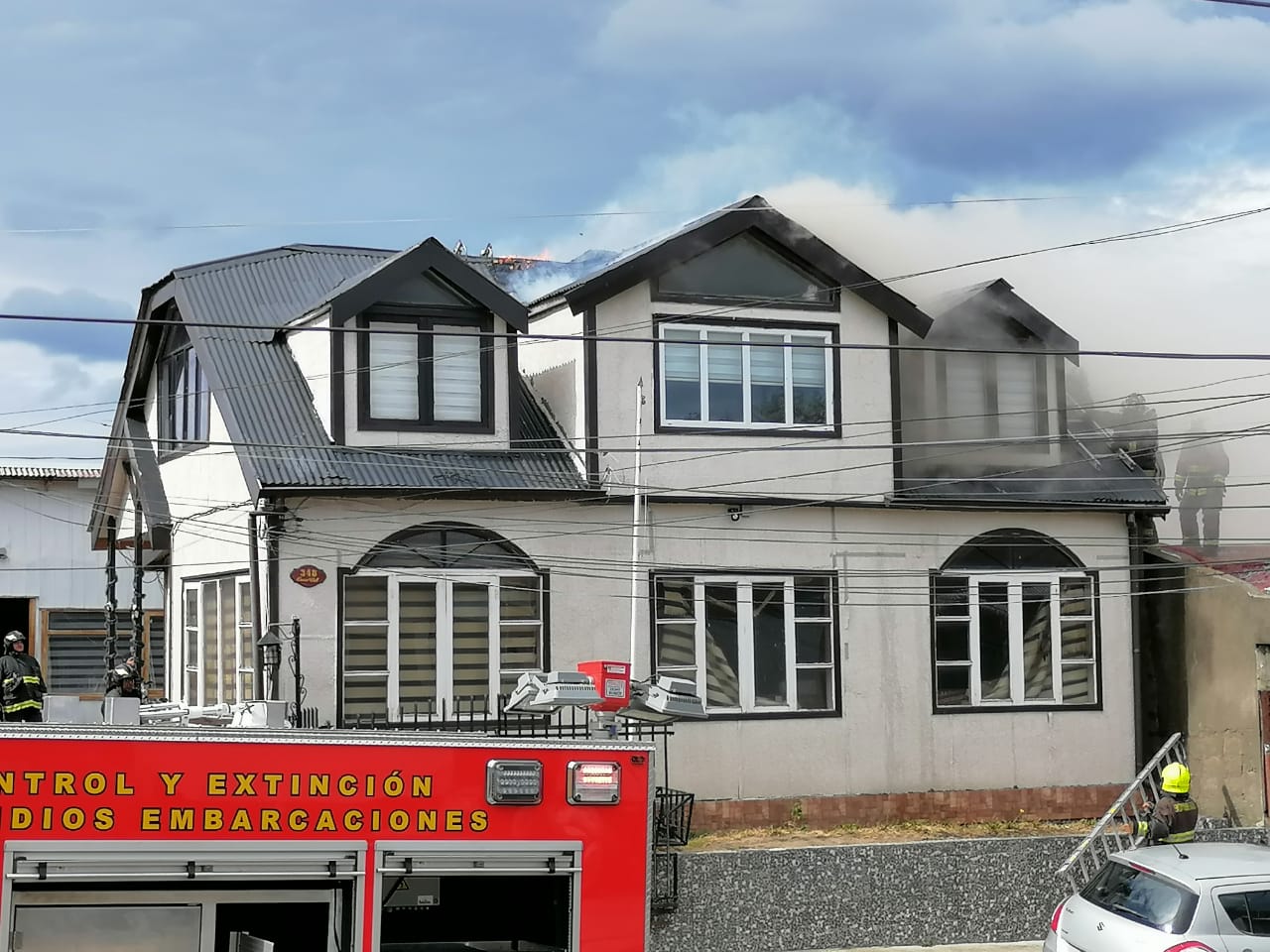 Incendio consumió segundo piso de una vivienda en el sector sur de Punta Arenas.