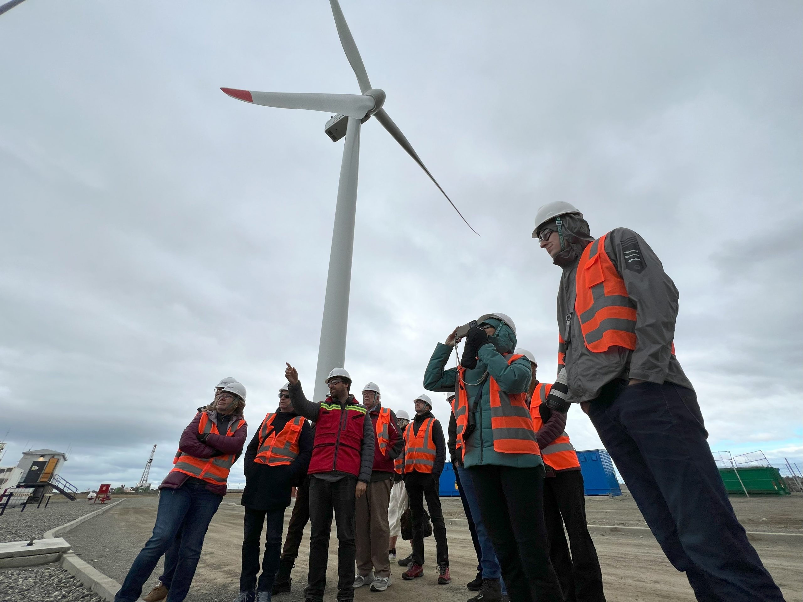 Científicos de Congreso Futuro visitan planta Haru Oni de HIF en Magallanes