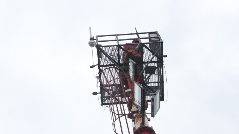 Farreros del fin del mundo realizan mantenimiento de ayudas a la navegación en el Muelle Arturo Prat de Punta Arenas