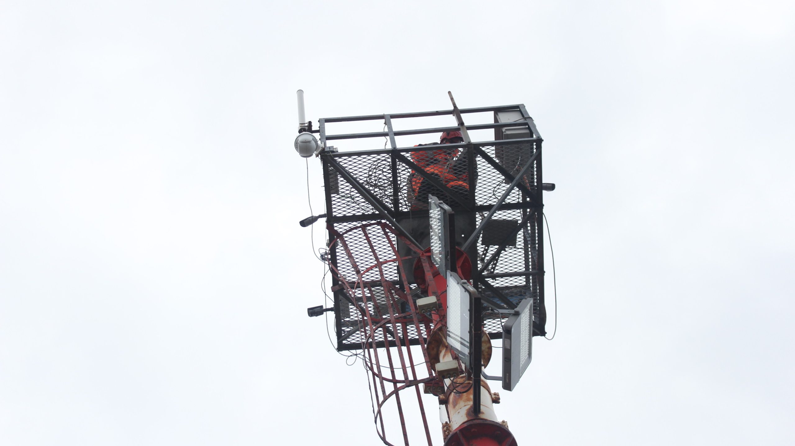 Farreros del fin del mundo realizan mantenimiento de ayudas a la navegación en el Muelle Arturo Prat de Punta Arenas