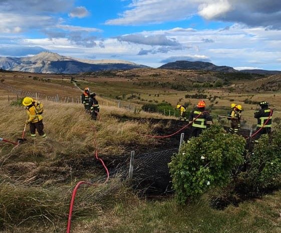 Tres alertas de incendios en Tierra del Fuego y Última Esperanza obligaron a amplio operativo de combate de CONAF y Bomberos