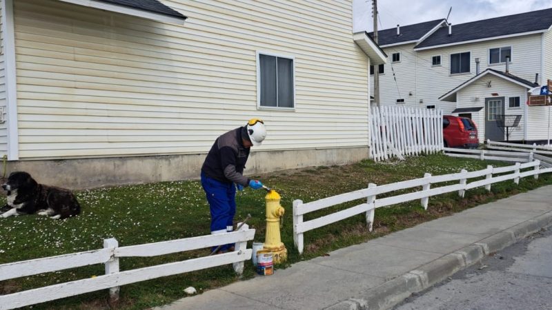 Aguas Magallanes inició programa de mantención de grifos en Puerto Williams