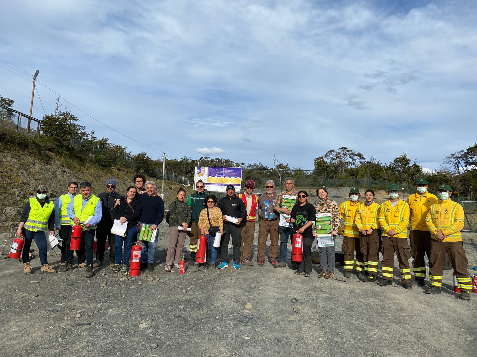 CONAF capacitó a vecinos de Puerto Williams en uso de extintores