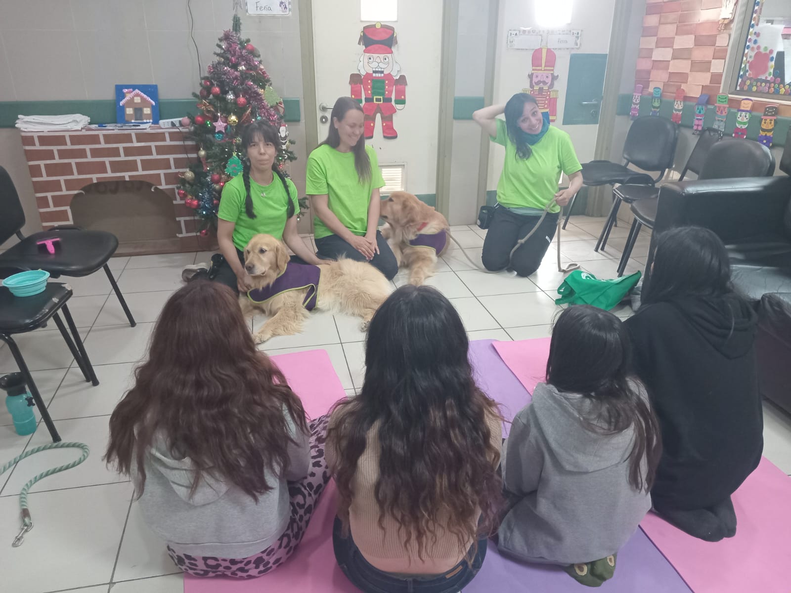 Canes entrenados participan en terapias junto a menores del CR Unidad Hospitalaria de Cuidados Intensivos de Psiquiatría del HCM