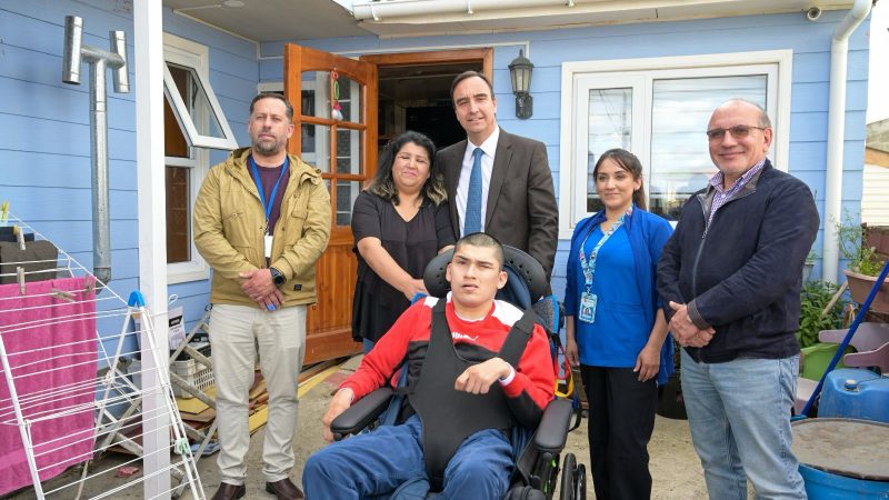 Entregan silla neurológica en Punta Arenas para joven con parálisis cerebral
