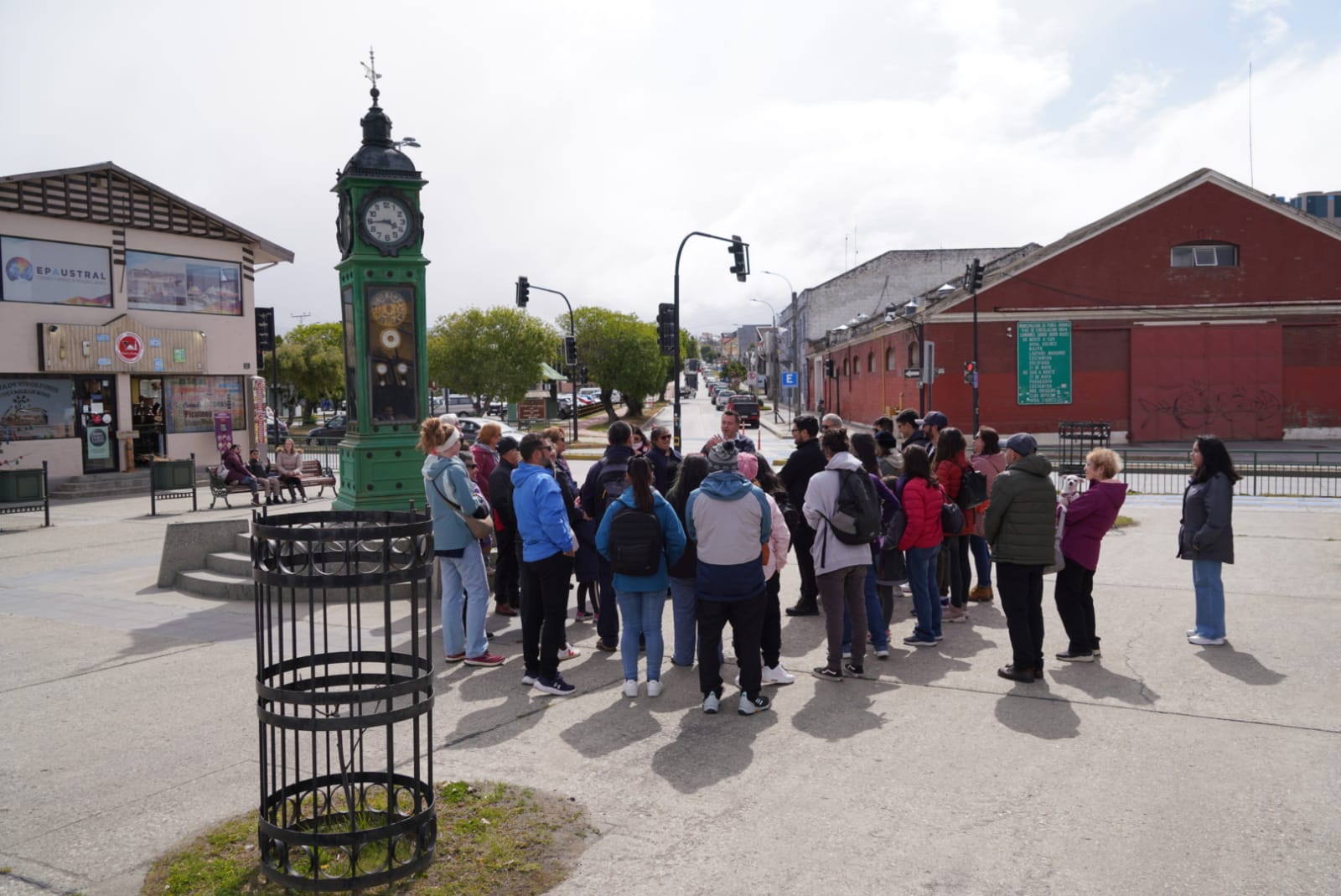 Puntarenenses participan en City Tour de la Municipalidad en el centro histórico de Punta Arenas