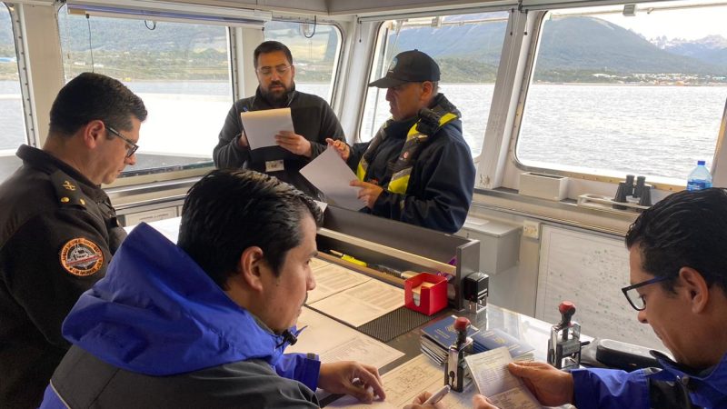 SEREMI de Salud participa en fiscalización a buques de carácter turístico en Cabo de Hornos