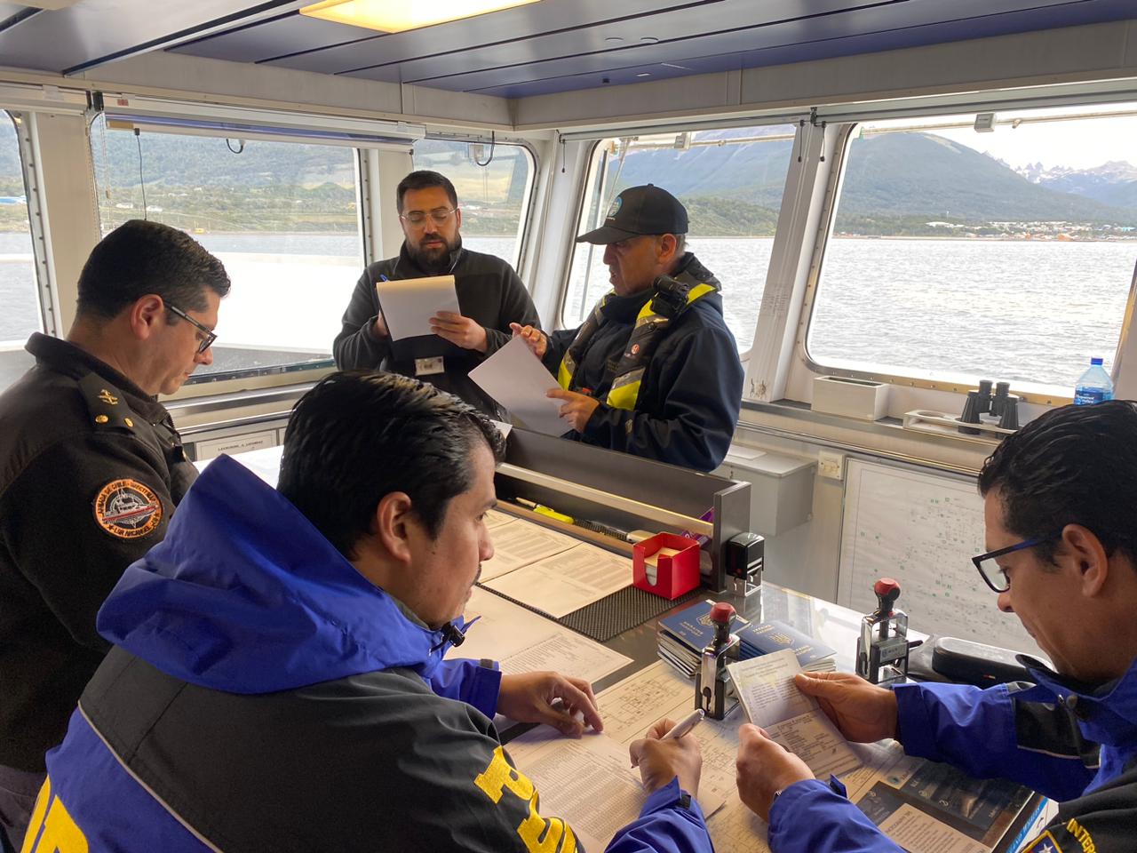 SEREMI de Salud participa en fiscalización a buques de carácter turístico en Cabo de Hornos
