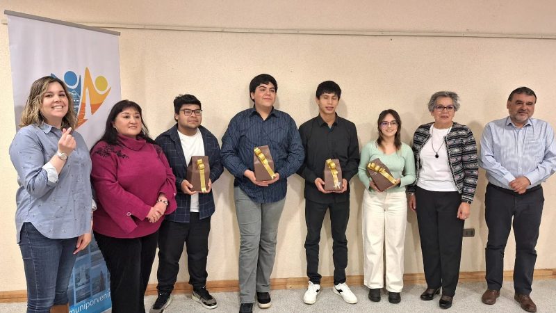 Delegación Provincial y Municipio de Porvenir homenajean a primeros puntajes PAES de Tierra del Fuego