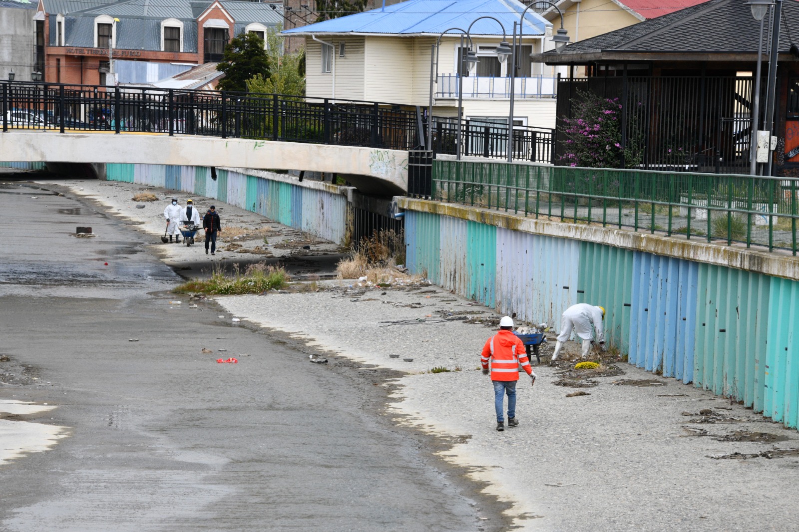 Municipio y personal de Gendarmería cooperaron en labores de limpieza del Río de las Minas de Punta Arenas